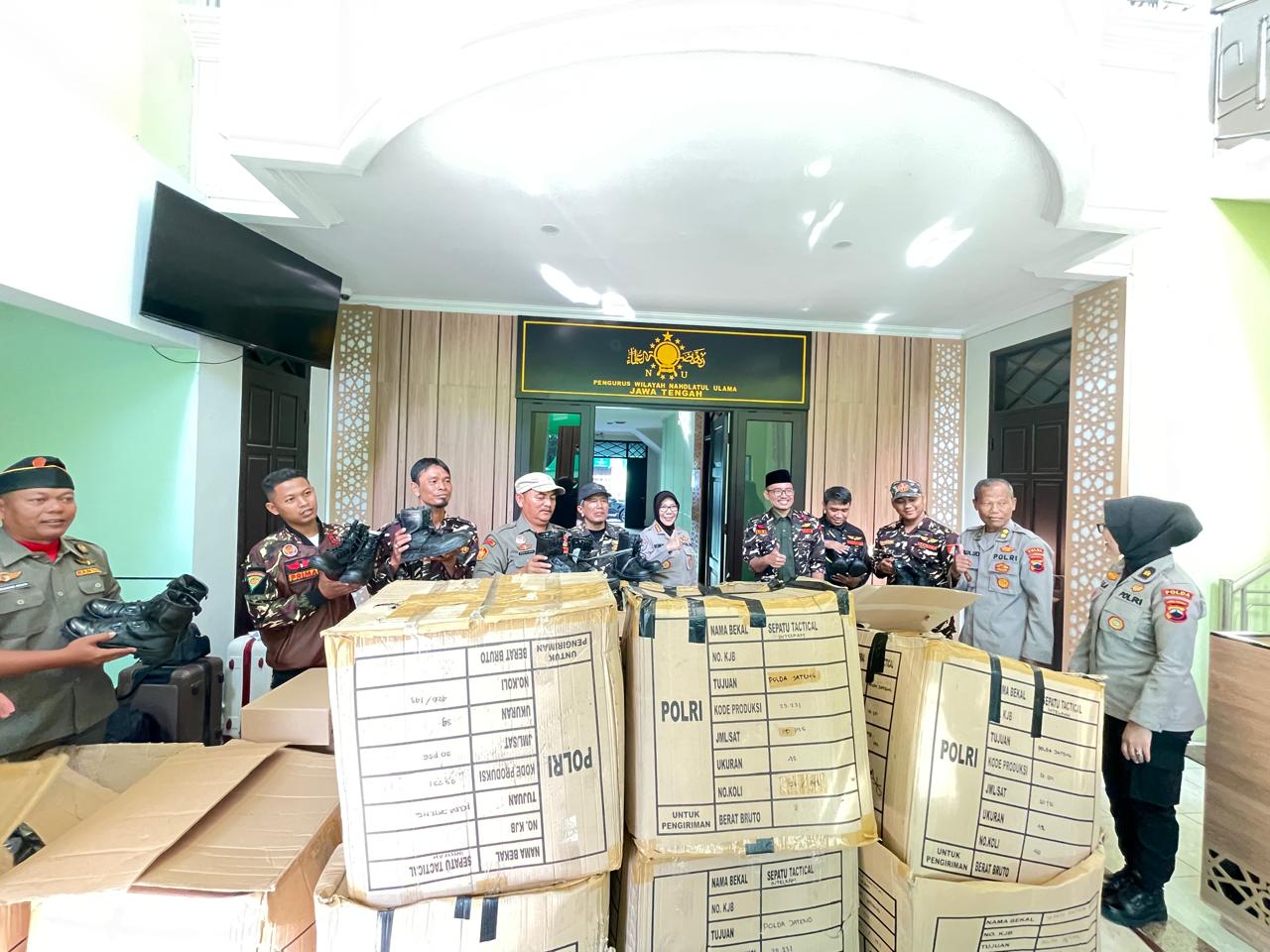 Wujud Kepedulian, Polda Jateng Salurkan Ratusan Sepatu PDL untuk Dukung Tugas Lapangan Banser